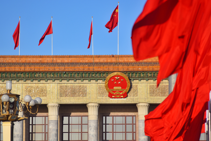 2024年3月8日,北京上空现“两会蓝”,人民大会堂前红旗飘扬。